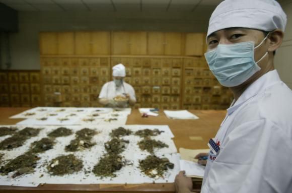 Workers-prepare-herbal-medicines-at-Traditional-Chinese-Medicine-Hospital-in-Beijing5.jpg